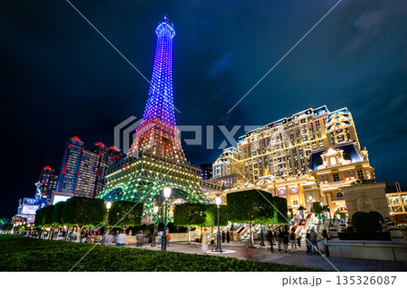 マカオの夜景 ザ・パリジャン・マカオと虹色に輝くエッフェル塔 マカオの夜景 ザ・パリジャン・マカオと虹色に輝くエッフェル塔 135326087