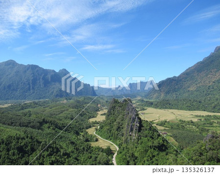 バンビエンの緑と山々が広がる風景 135326137