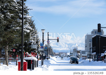 真冬の北海道美瑛町の町役場前の道路から見た十勝岳連峰の風景 真冬の北海道美瑛町の町役場前の道路から見た十勝岳連峰の風景 135326149