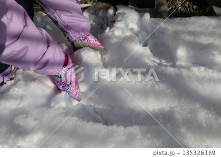 雪遊びを楽しむ子どもの手元、冬の日常風景 135326189