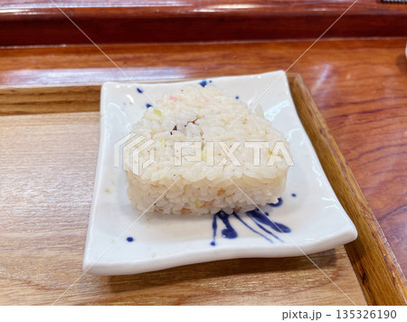 チャーハンおにぎり 135326190