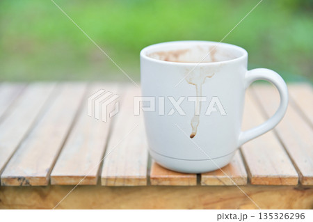 dirty coffee stain on  ceramic glass from drinking. stain for cleaning concept. 135326296