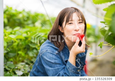 笑顔でいちごを持つ女性 笑顔でいちごを持つ女性 135326309