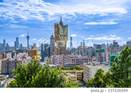 マカオの都市景観 グランド・リスボアとマカオ・タワーを望む風景 マカオの都市景観 グランド・リスボアとマカオ・タワーを望む風景 135326504