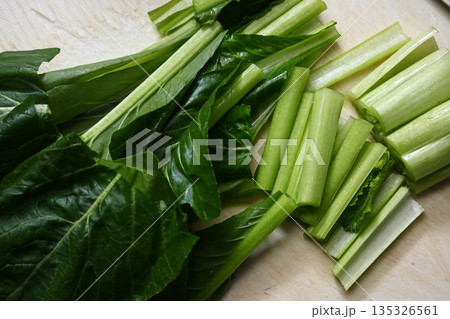 まな板の上でカットした小松菜 135326561
