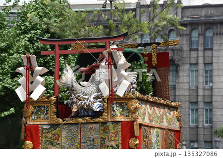 祇園祭り　山鉾巡行  鯉山 135327086