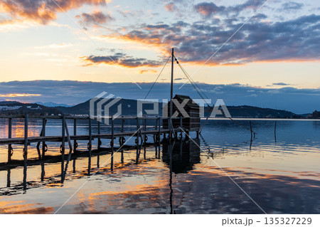 冬の東郷湖の夕景 135327229