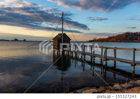 冬の東郷湖の夕景 135327243