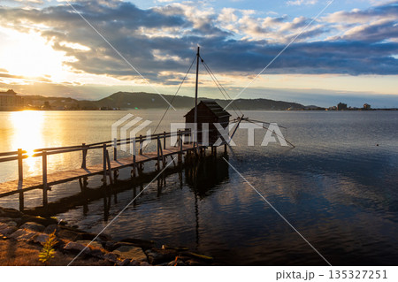 冬の東郷湖の夕景 135327251