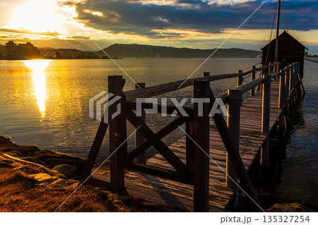 冬の東郷湖の夕景 135327254
