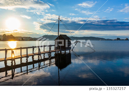 冬の東郷湖の夕景 135327257