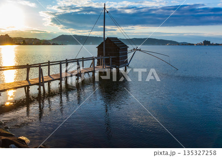 冬の東郷湖の夕景 135327258