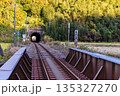 秋の夕方の鉄道とトンネル 135327270