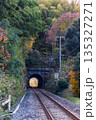 秋の夕方の鉄道とトンネル 135327271