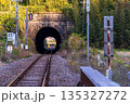 秋の夕方の鉄道とトンネル 135327272