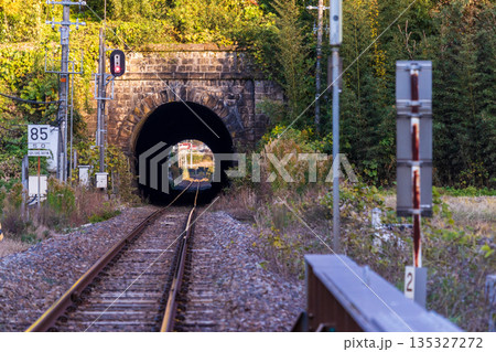 秋の夕方の鉄道とトンネル 秋の夕方の鉄道とトンネル 135327272