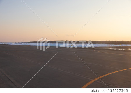 機内から見た釧路空港の風景 135327346