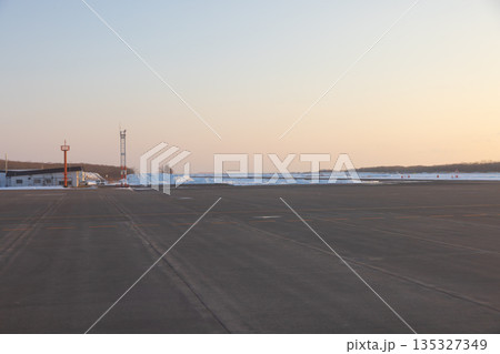 機内から見た釧路空港の風景 135327349