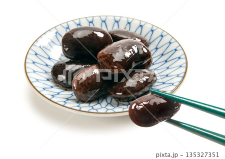箸で摘んだ花豆の煮物 箸で摘んだ花豆の煮物 135327351