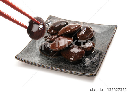 箸で摘んだ花豆の煮物 箸で摘んだ花豆の煮物 135327352