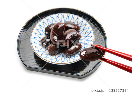 箸で摘んだ花豆の煮物 箸で摘んだ花豆の煮物 135327354