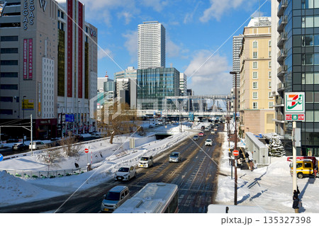 2026年1月、雪が積もった札幌中央区「新幹線駅建設現場」北4条創成川通りより 135327398
