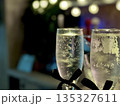 お祝いでシャンパンを飲む お祝いでシャンパンを飲む 135327611