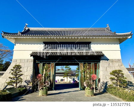 正月飾り(門松)と青空に彩られた岡崎城大手門〈岡崎城公園/愛知県岡崎市〉 正月飾り(門松)と青空に彩られた岡崎城大手門〈岡崎城公園/愛知県岡崎市〉 135327791