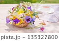 春の花のフラワーバスケットと紅茶 135327800
