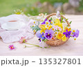 春の花のフラワーバスケットと紅茶 135327801