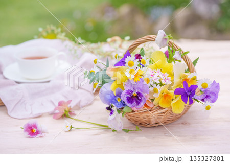 春の花のフラワーバスケットと紅茶 春の花のフラワーバスケットと紅茶 135327801
