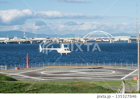 大阪湾岸のヘリポートに着陸する小型ヘリコプターと此花大橋の風景(エアモビリティ) 大阪湾岸のヘリポートに着陸する小型ヘリコプターと此花大橋の風景(エアモビリティ) 135327846