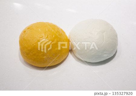 There are two flavors of steamed buns. There are two flavors of steamed buns. 135327920