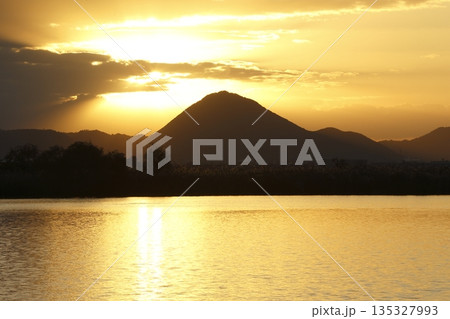 木浜内湖から見た朝焼けの三上山 135327993