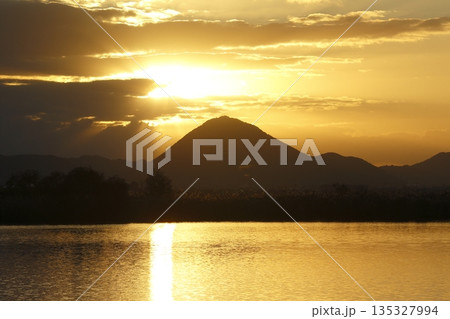 木浜内湖から見た朝焼けの三上山 木浜内湖から見た朝焼けの三上山 135327994
