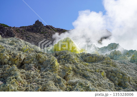 硫黄山の吹き出る硫黄 135328006
