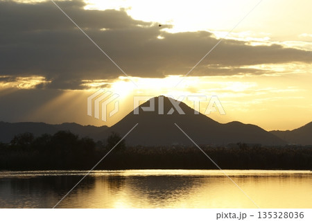 木浜内湖から見た朝焼けの三上山 135328036