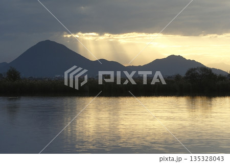 木浜内湖から見た朝焼けの三上山 木浜内湖から見た朝焼けの三上山 135328043
