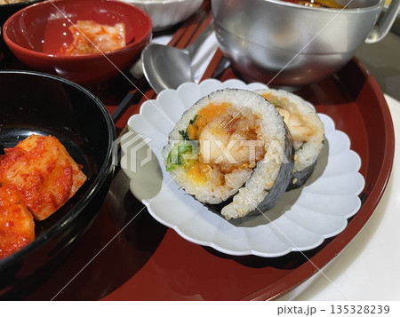 ヤンニョムチキンとキンパ 韓国料理の人気メニュー 135328239