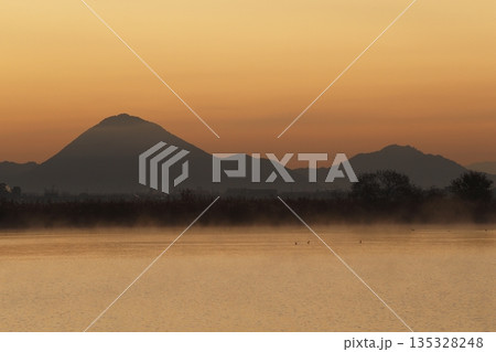 木浜内湖から見た朝焼けの三上山 135328248