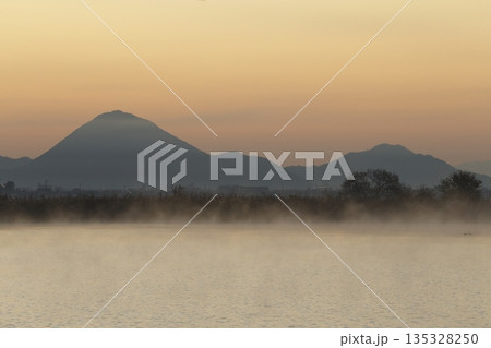 木浜内湖から見た朝焼けの三上山 135328250