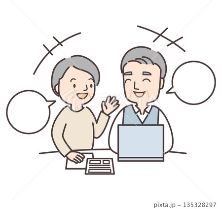 書類とPCを前に楽しそうに話すシニア夫婦 書類とPCを前に楽しそうに話すシニア夫婦 135328297