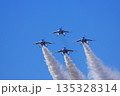 ブルーインパルスの曲技飛行 ブルーインパルスの曲技飛行 135328314
