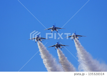ブルーインパルスの曲技飛行 ブルーインパルスの曲技飛行 135328314