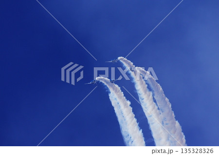 ブルーインパルスの曲技飛行 ブルーインパルスの曲技飛行 135328326