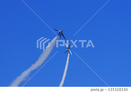 ブルーインパルスの曲技飛行 135328330