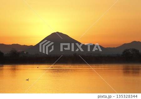 木浜内湖から見た朝焼けの三上山 135328344