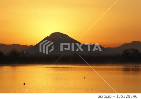 木浜内湖から見た朝焼けの三上山 135328346