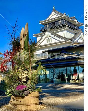 門松越しに見上げる青空の岡崎城天守閣〈 岡崎城公園/愛知県岡崎市〉 135328366