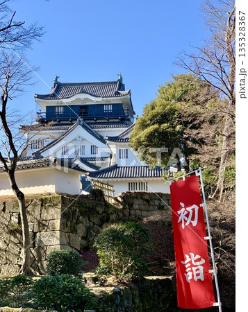 初詣の幟旗と青空に彩られた岡崎城天守閣を見上げる〈岡崎城公園/愛知県岡崎市〉 135328367